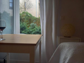 Centrum Krakowa, apartament z ogrodem i parkingiem